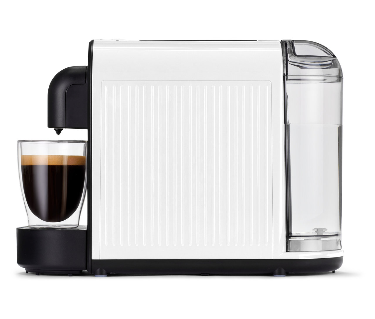 Biely kávovar Cafissimo now white so šálkou plnou kávy stojí na stole.