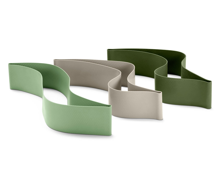 Tri vlnité textilné pásky v zelenej, béžovej a olivovozelenej farbe ležia na bielom pozadí.