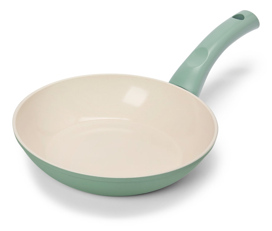 Svetlozelená panvica s krémovým vnútrom leží na bielom pozadí.