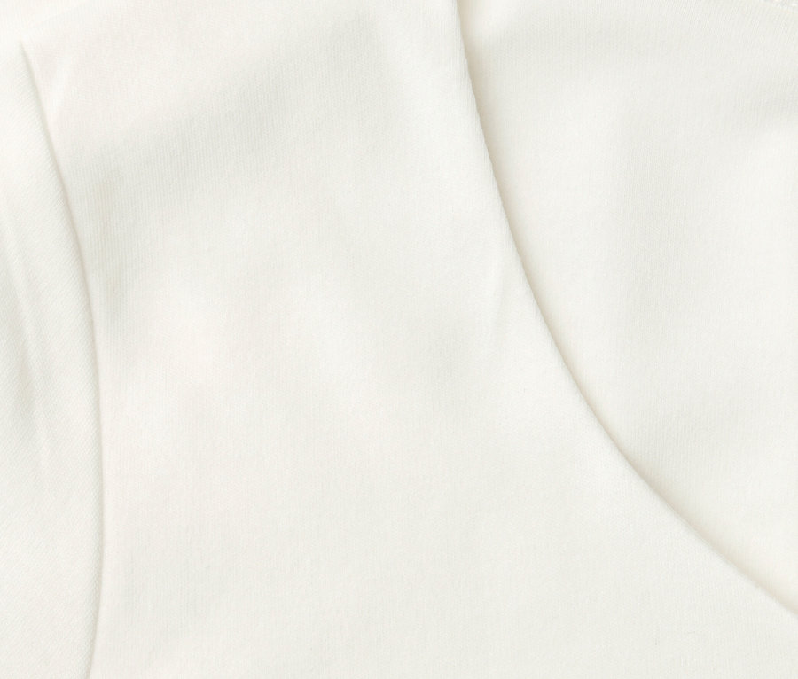 Detail bieleho trička s krátkym rukávom Street One.