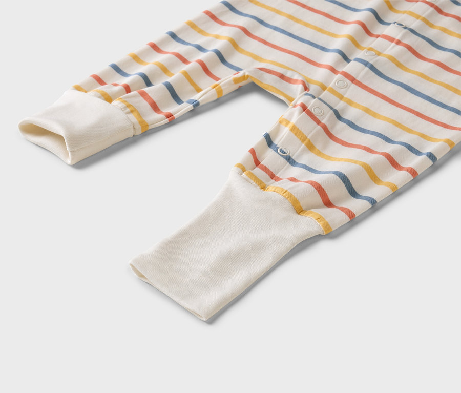 Detailný pohľad na pruhované dojčenské pyžamo s bielymi manžetami.