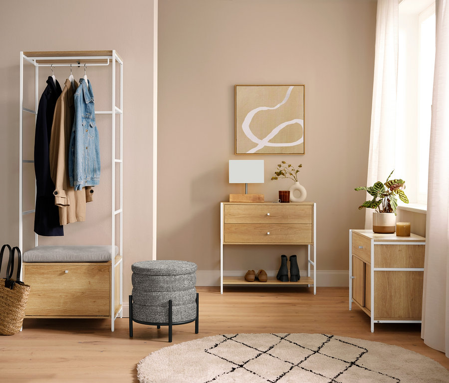 Predsieň so stolovou lampou s dreveným podstavcom.