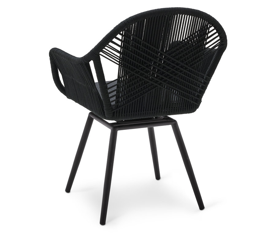 Detailný záber na čierne kreslo s povrazovým sedadlom a štyrmi nohami.