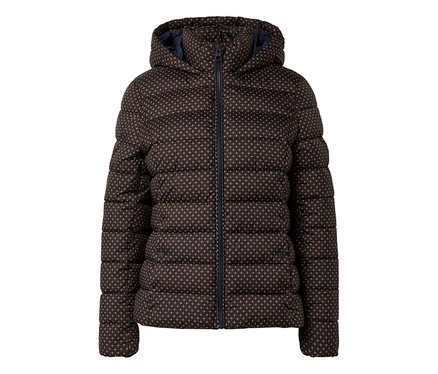 Prešívaná hnedá bunda s kapucňou so vzorom malých kosoštvorcov a bodiek je zapnutá na zips.