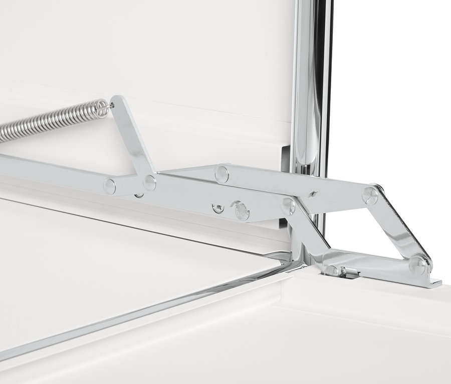 Detail bielej kovovej odkladacej skrinky »CN3« s výklopnými priehradkami a strieborným mechanizmom.