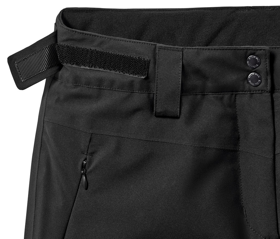 Čierne lyžiarske nohavice.