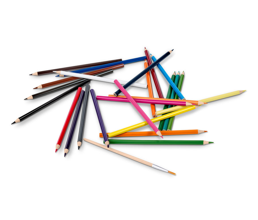 Rozhádzané akvarelové pastelky rôznych farieb a štetec.