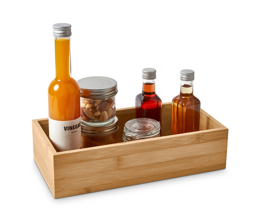 Dva úložné boxy na korenie v bambusovom úložnom boxe.