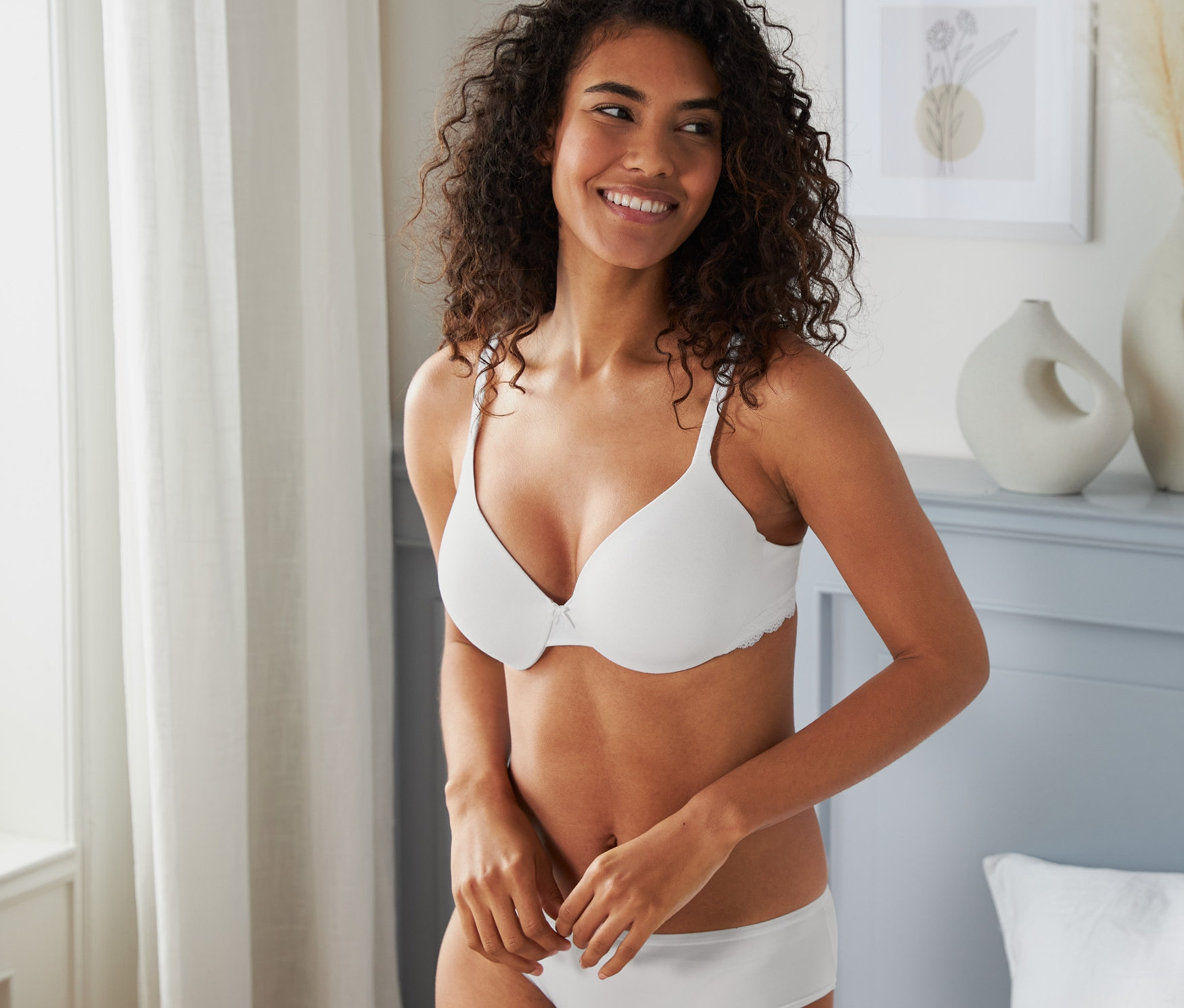 Žena má na sebe bielu podprsenku pod tričko.