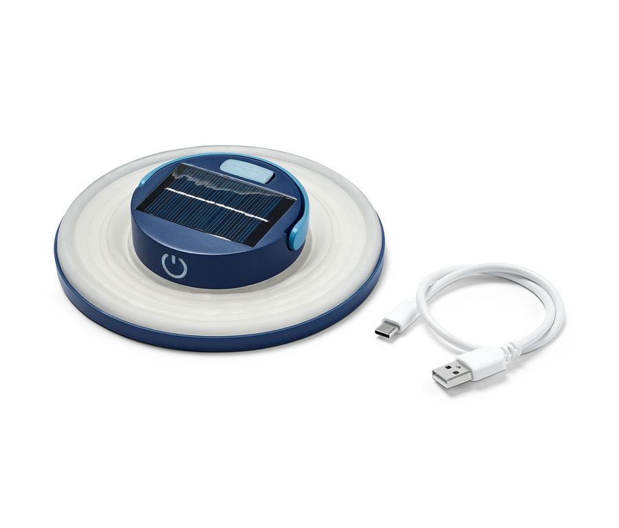 Modrý skladací lampáš s USB káblom leží na bielom pozadí.