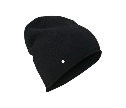 Čierna čiapka beanie z jemnej pleteniny.