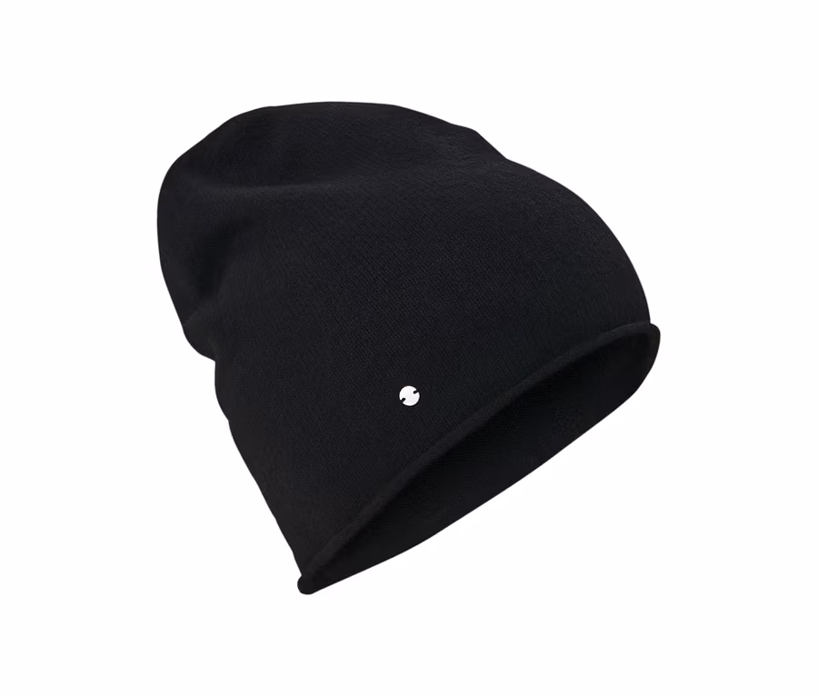 Čierna čiapka beanie z jemnej pleteniny.