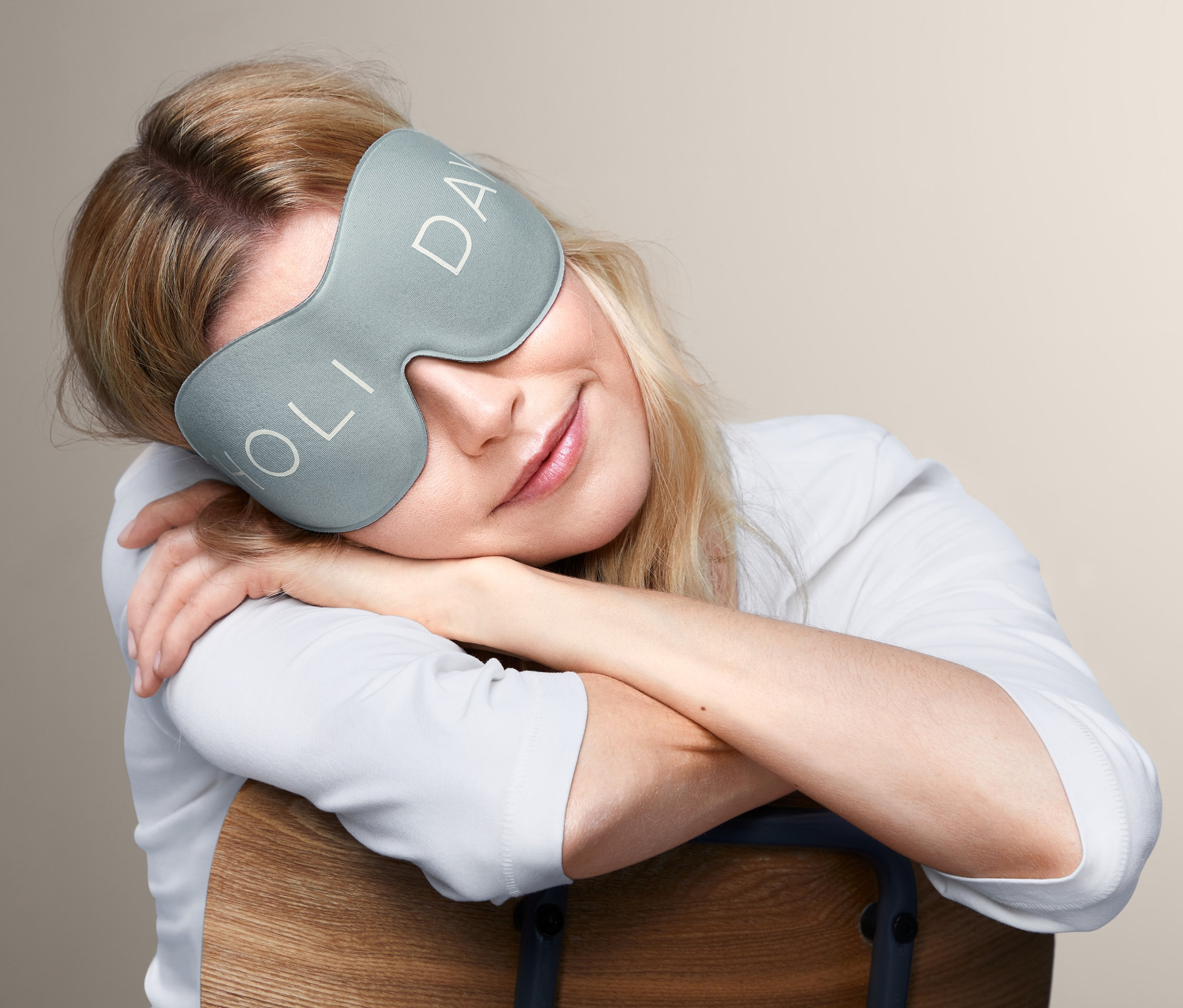 Blondínka odpočíva s 3D maskou na spanie.