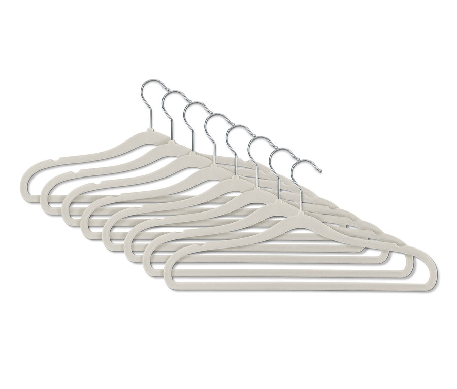 Osem extra úzkych vešiakov na šaty leží vedľa seba.