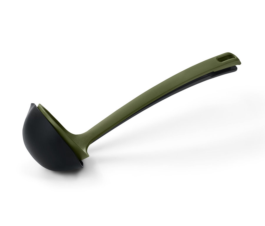 Zelená multifunkčná naberačka s čiernou naberačkou na bielom pozadí.