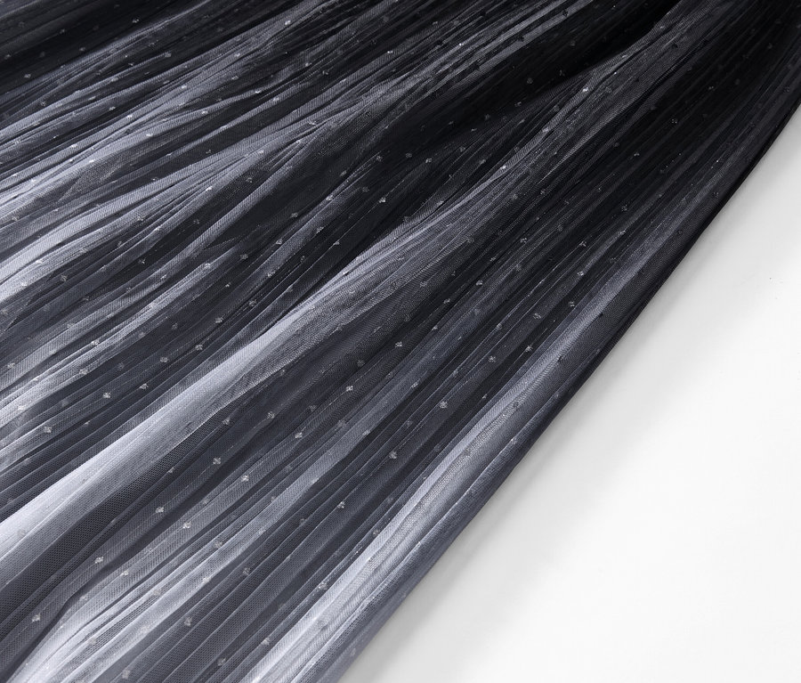 Detail plisovanej tylovej sukne s farebným prechodom.