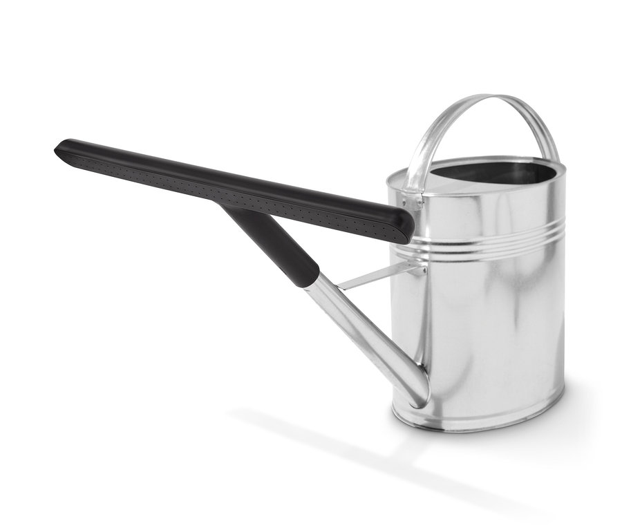 Strieborná krhla s čiernym nadstavcom na krhlu.