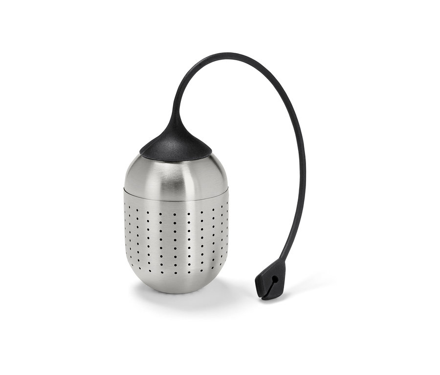 Strieborný košík na korenie s čiernou rúčkou.