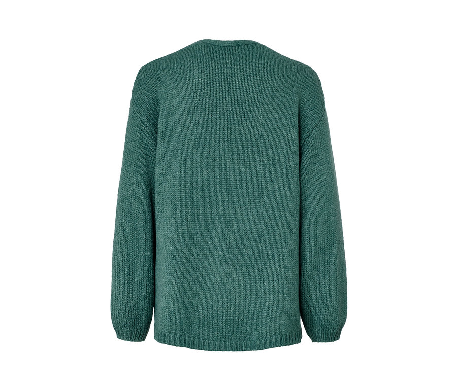 Pohľad zozadu na otvorený kardigán z hrubej pleteniny.