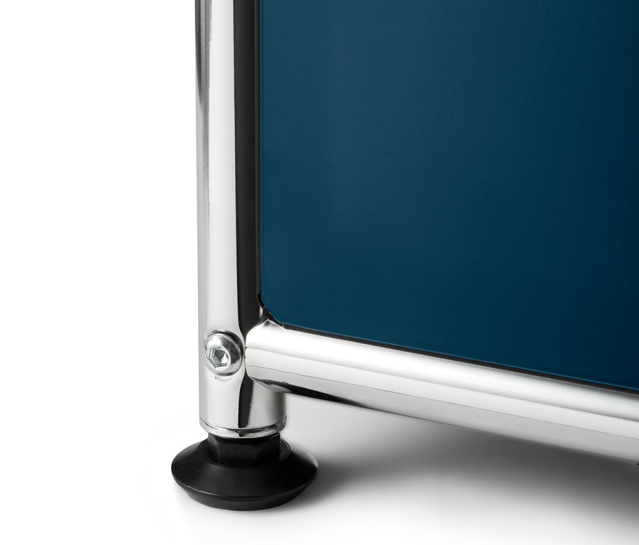 Detail modrého vysokého policového regálu »CN3« s výklopnou priehradkou.