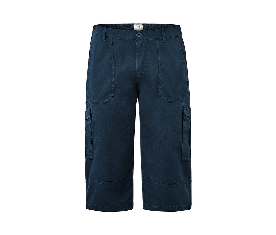 Tmavo modré cargo bermudy s trojštvrťovou dĺžkou.
