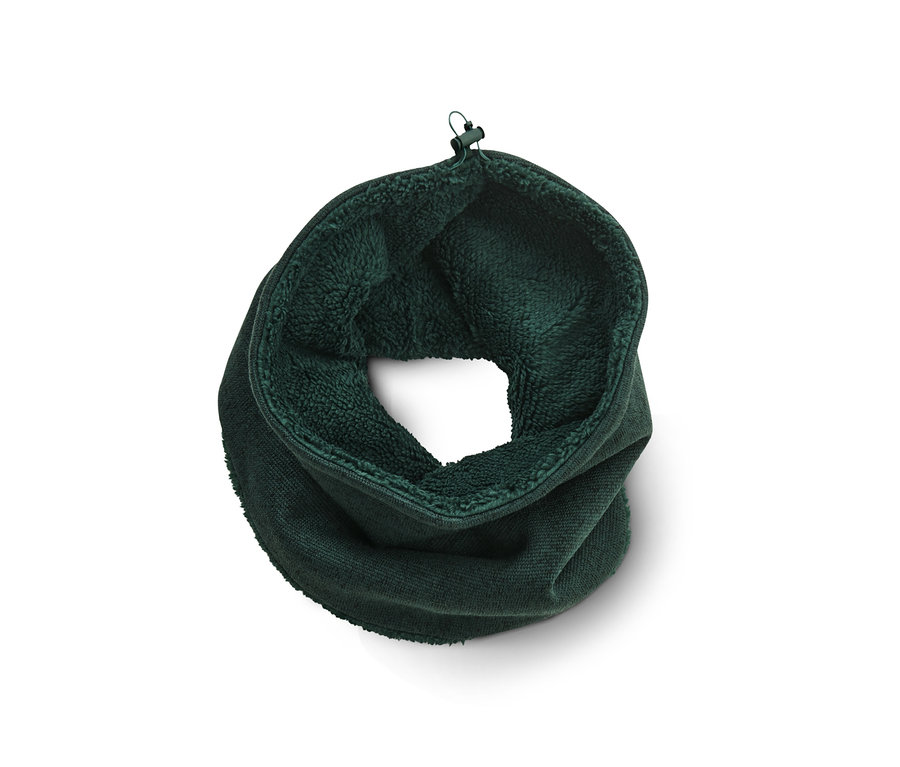 Zelený kruhový šál z pleteného flísu.