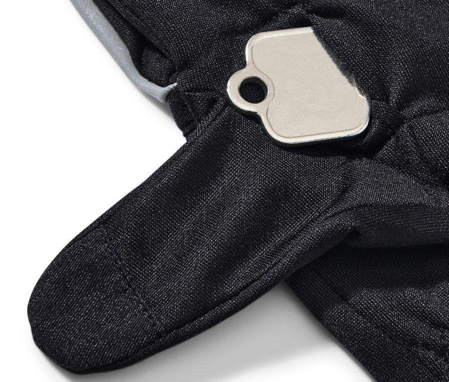 Detailný pohľad na čierne bezprstové bežecké rukavice.