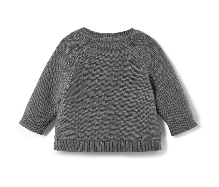 Detail sivého detského pleteného pulóvra.