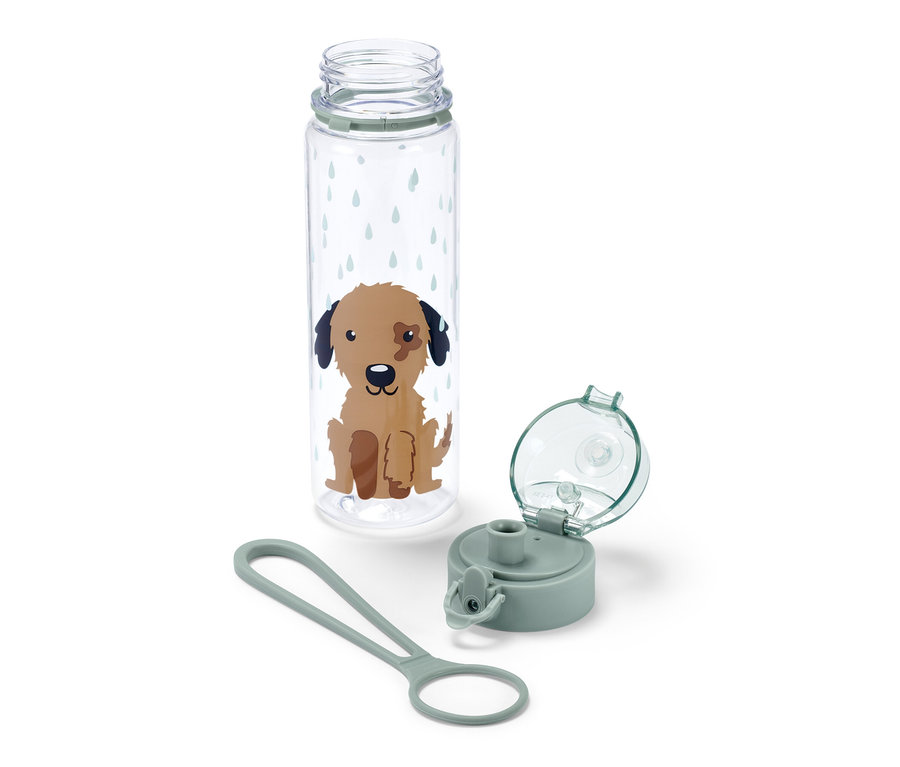 Priehľadná fľaša na pitie s obrázkom psa, vrchnák a pútko na prenášanie ležia vedľa fľaše.