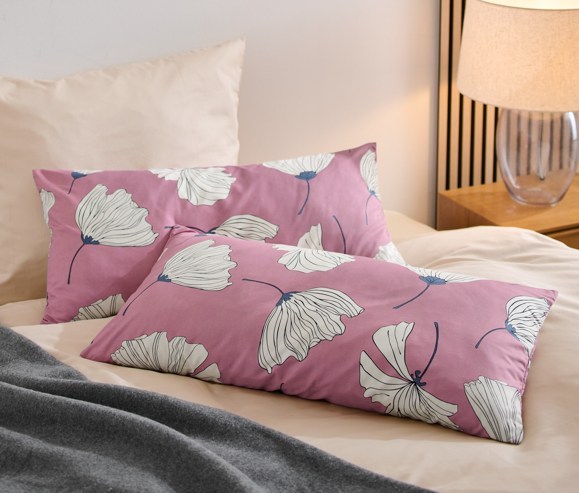 Na posteli ležia dve obliečky na vankúše z mikrovlákna.