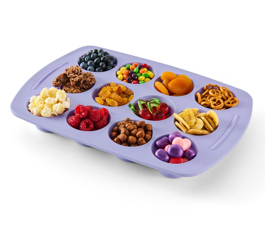 Fialová skladacia silikónová forma na muffiny s čučoriedkami, cereáliami, lentilkami, marhuľami, praclíkmi, popcornom, malinami, orechmi, čerešňami, banánovými lupienkami a cukríkmi.