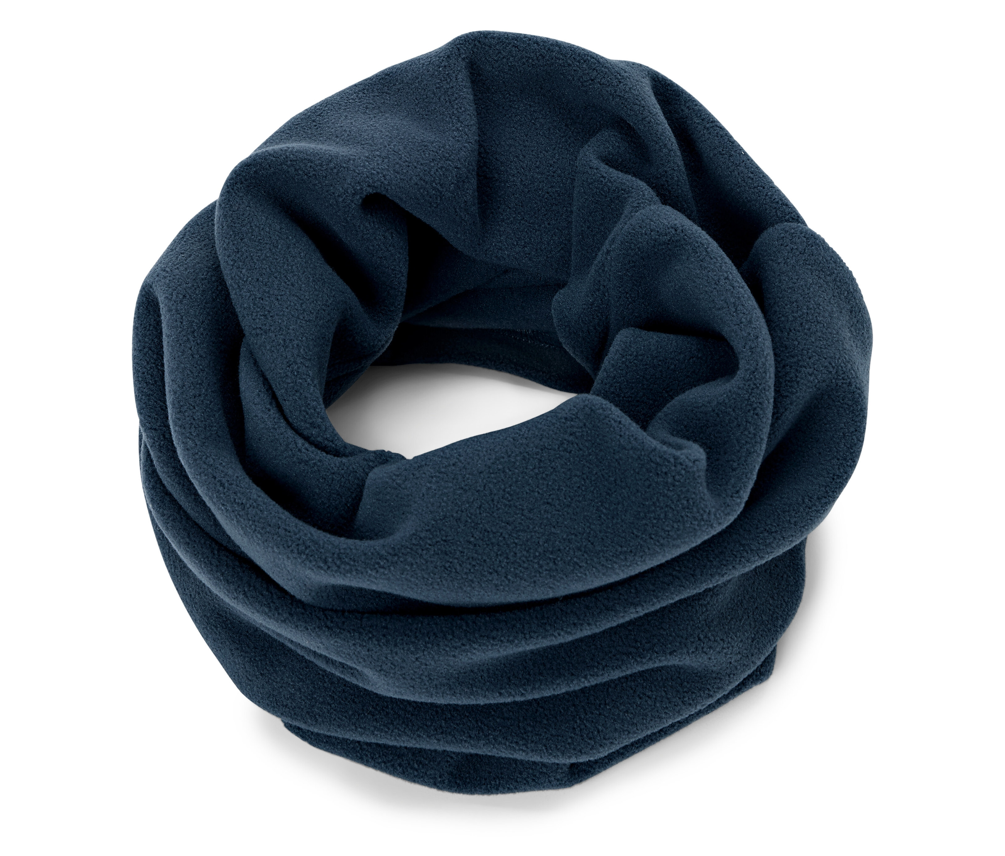 Detail modrého fleecového nákrčníka na bielom pozadí.