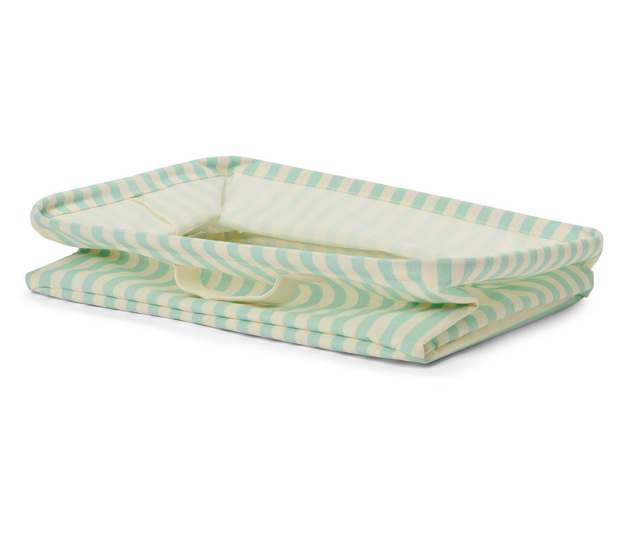 Prúžkovaný látkový košík v bielej a svetlozelenej farbe.