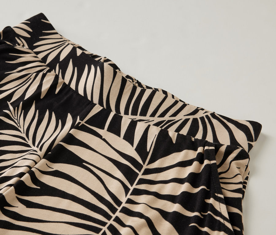 Detail vzorovaných nohavíc v štýle palazzo.