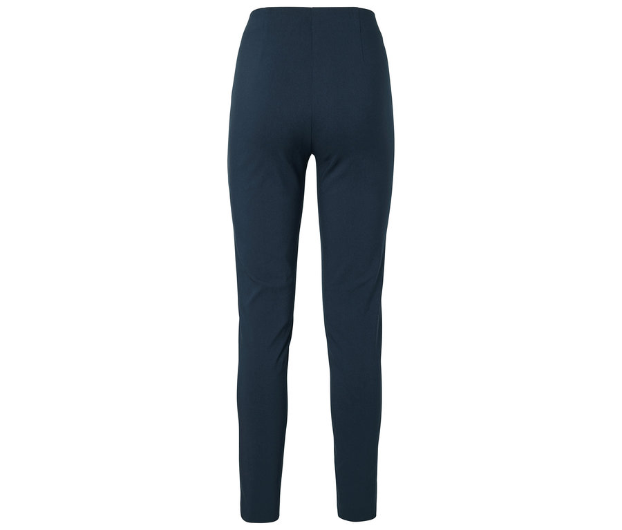 Tmavo modré nohavice zo zadného pohľadu.