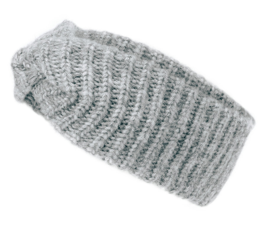 Sivá pletená čelenka na bielom pozadí.
