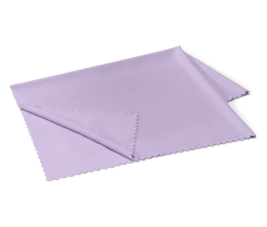 Fialová handrička s vlnitým okrajom leží zložená na bielom pozadí.