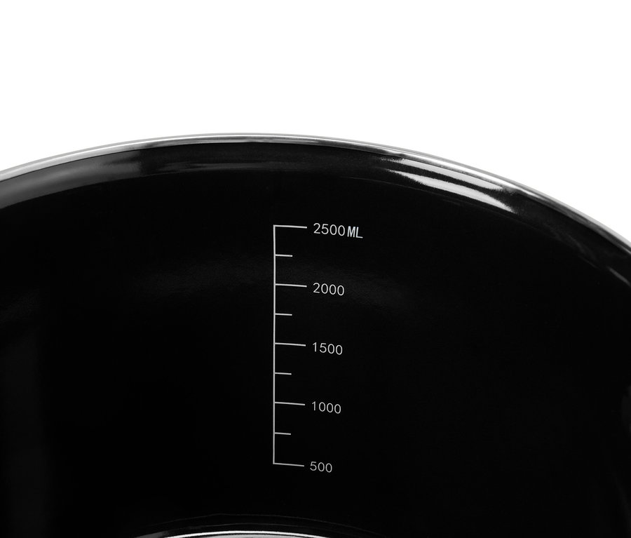 Detailný záber na čiernu nádobu s meracou stupnicou od 500 do 2500 ml.