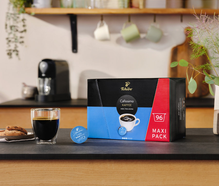 Pohár kávy a sušienky vedľa balenia Cafissimo káva silná - 30 kapsúl.