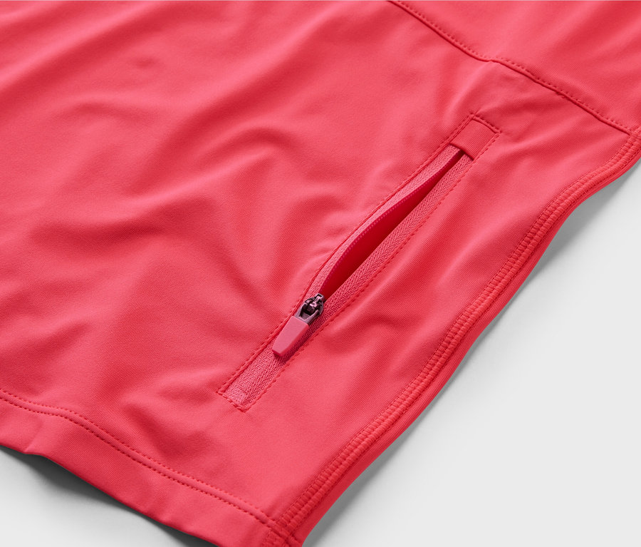 Detail ružového cyklistického trička s krátkym rukávom a vreckom na zips.