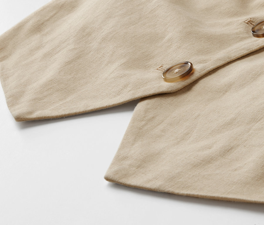 Detail ľanovej vesty s gombíkmi.