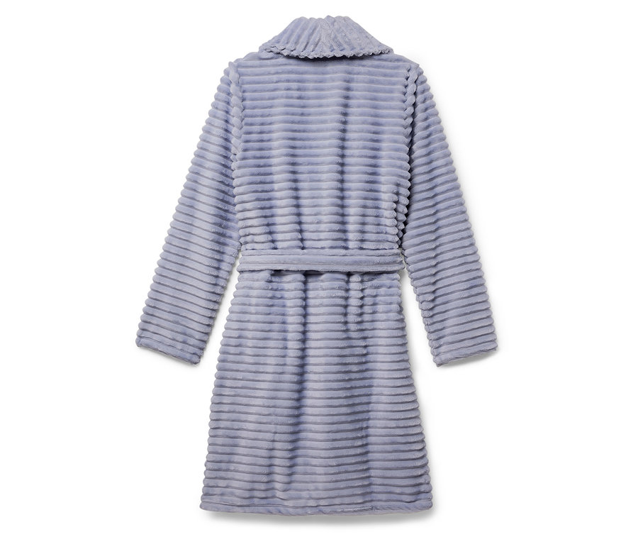 Modrý župan s horizontálnymi pruhmi a opaskom.