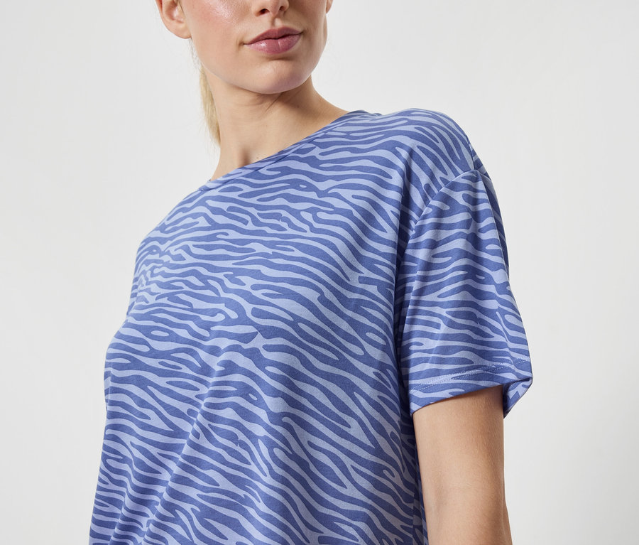 Žena má na sebe modré tričko so zvieracou potlačou.