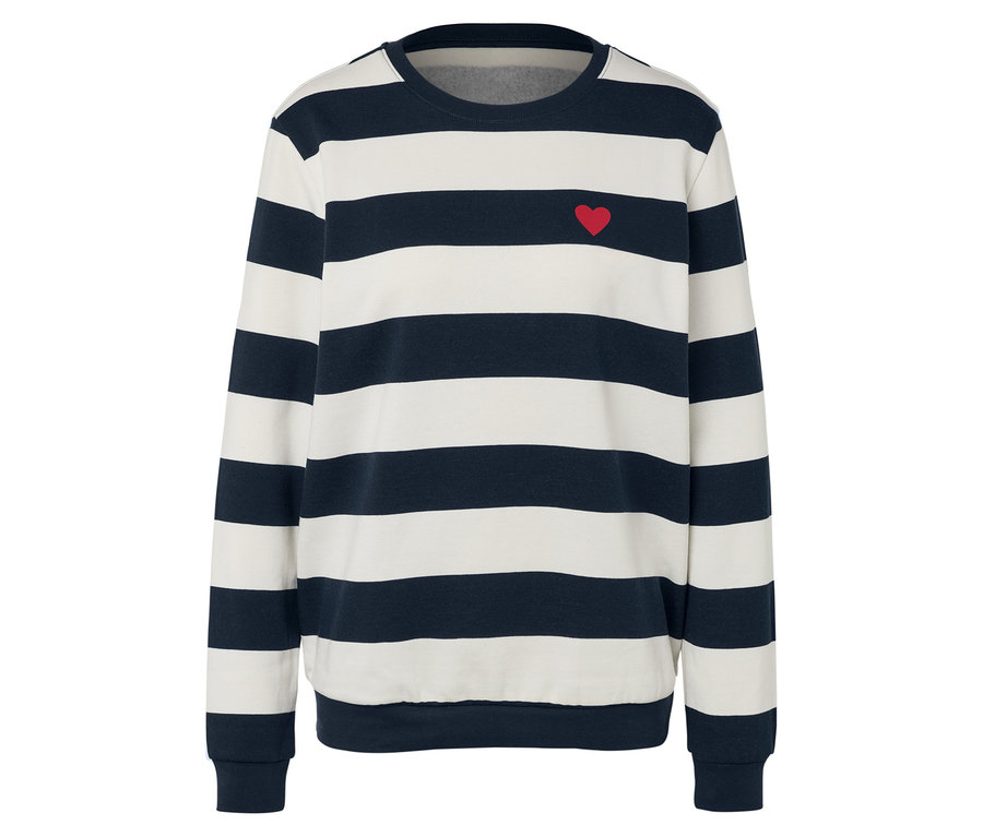 Prúžkovaný sveter s dlhým rukávom s malým červeným srdcom.