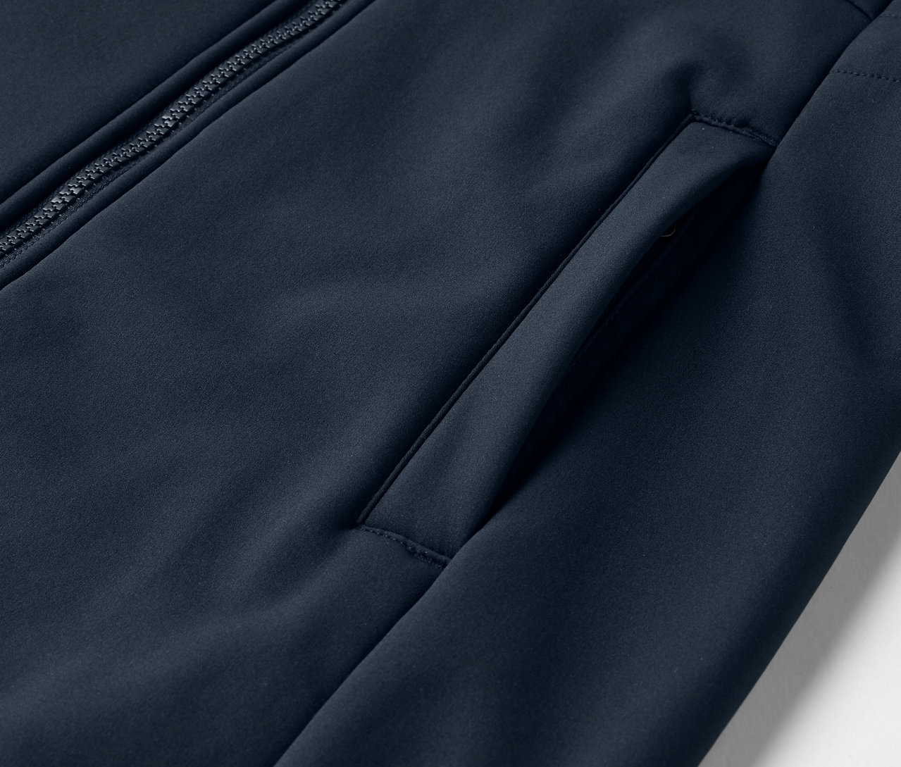 Detail softshellového kabátu v námorníckej modrej farbe.