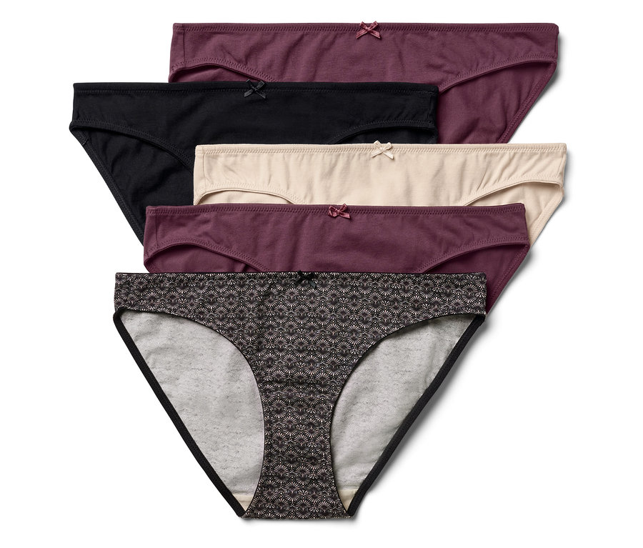 Pätica dámskych nohavičiek rôznych farieb a vzorov leží na sebe.