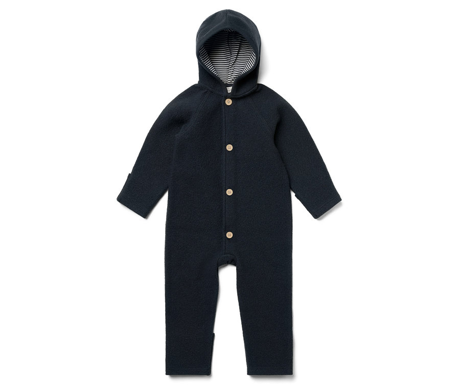 Tmavomodrá detská kombinéza s kapucňou a pruhovanou podšívkou, zapínaná na gombíky.