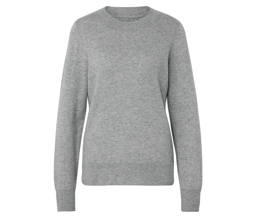 Sivý sveter s dlhým rukávom na bielom pozadí.