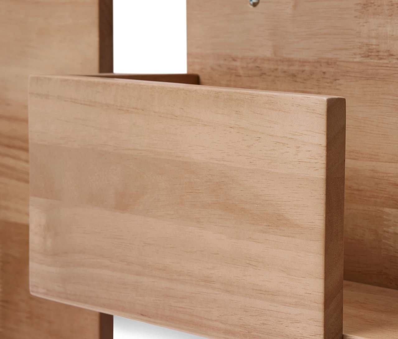 Detail drevenej police.