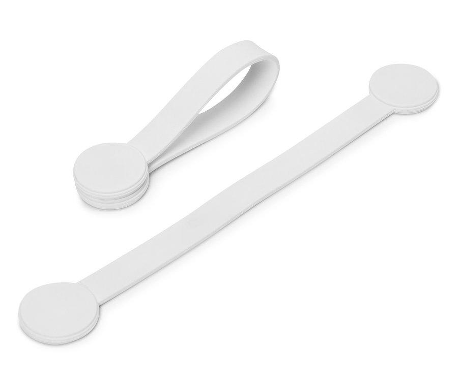 Dva biele gumové pásky s kruhovými koncami na bielom pozadí.